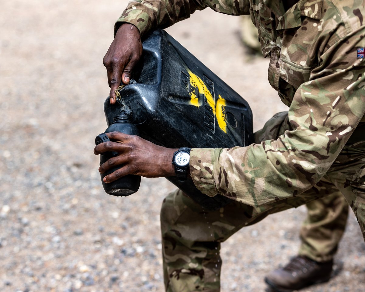 Irish Guardsmen are drinking up to 6 litres of water a day in order to maintain their #combat effectiveness during this current heatwave.
Soldiers patrolling in hot environments are expected to carry up to 6kg of water alone, just to keep hydrated for the duration of the mission.