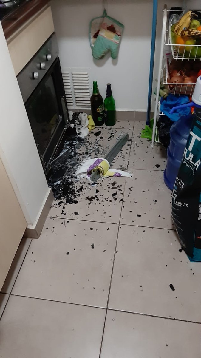 jpbarrios's tweet photo. Alguien sabe si se vende el repuesto de una puerta de horno eléctrico? 
#kitchencenter #fdv https://t.co/szXDnXSiNt