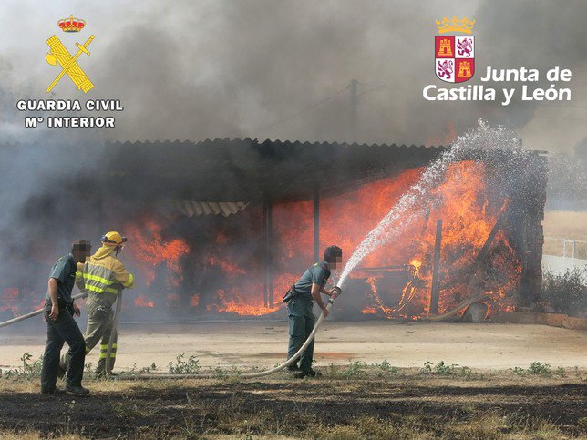 guardiacivil's tweet photo. Si ves a alguien encender fuego en un lugar en el que está prohibido avisa al #062 📲 o al 112 📲. 

La llamada activa los servicios de emergencia y su rápida intervención puede evitar una catástrofe. 

Es un #PiConsejo @guardiacivil
 
🔥 #StopIncendios #SEPRONA #VeranoSeguro 🏞 https://t.co/bFIHCdelIb
