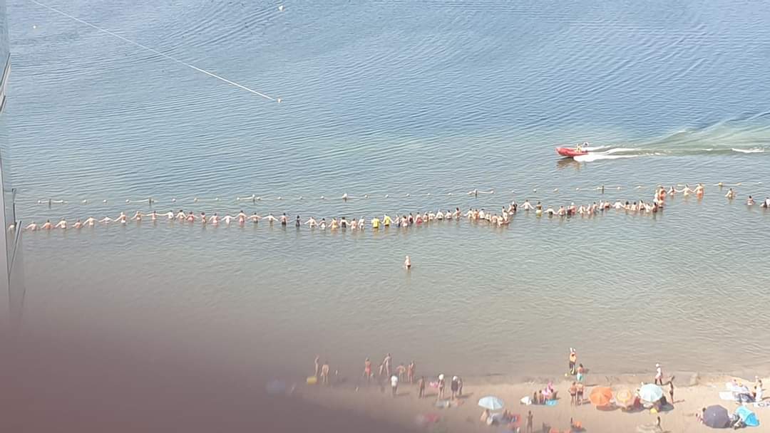Nesselanders zijn alert na 3 dagen meldingen 'persoon te water'. Binnen no time werd een menselijke ketting gevormd om een vermist kind te zoeken.
Gelukkig bleek het vermiste kind veilig op het strand te zijn.