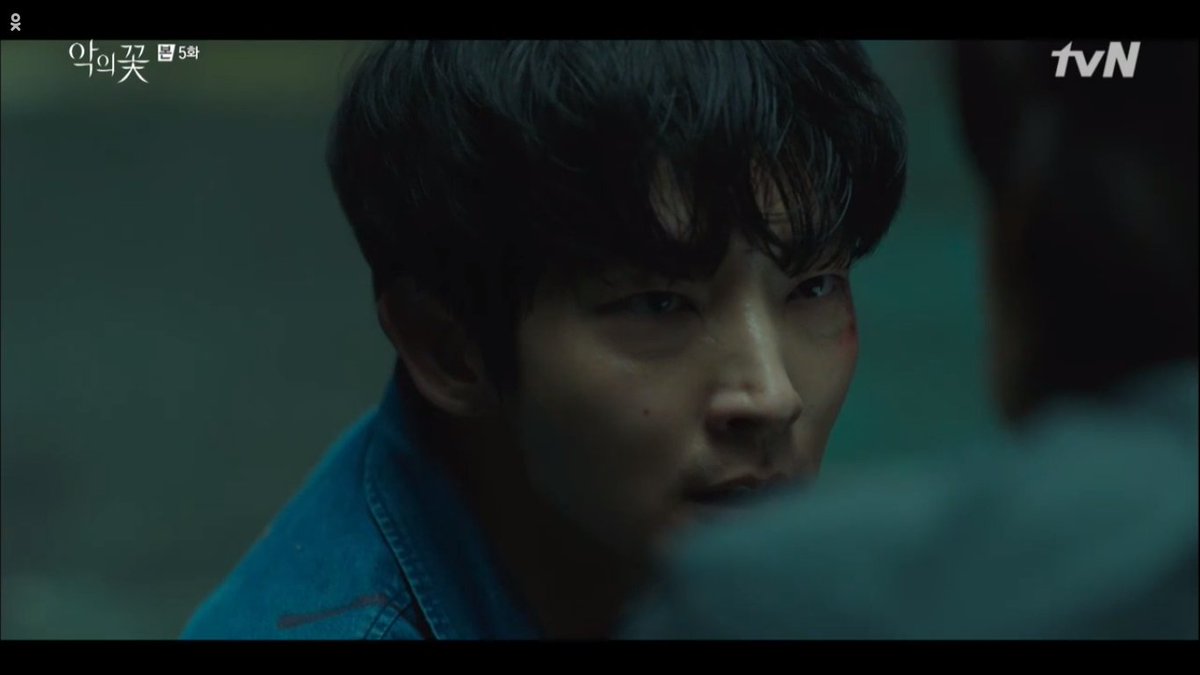 This is giving me some Saw type of feels! BUT LEE JOONGI WITH HIS SUPER SHARP JAWLINE THOUGH. SLAY ME KING! GAHD!  #FlowerOfEvil