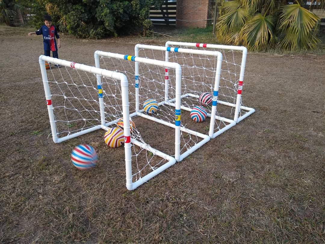 sotomartinsoto's tweet photo. Mi hermano está haciendo unos miniarcos de PVC para rebuscarse.

El kit incluye:
- 1 Miniarco de 1m x 0,75m, de PVC resistente de 40 mm
- Red
- Pelota plástica
- Estacas para la tierra
- Estuche para traslado

Cualquier cosa se contactan con él al 3814771133. Gracias. #Tucuman https://t.co/w5CqPUZJTq