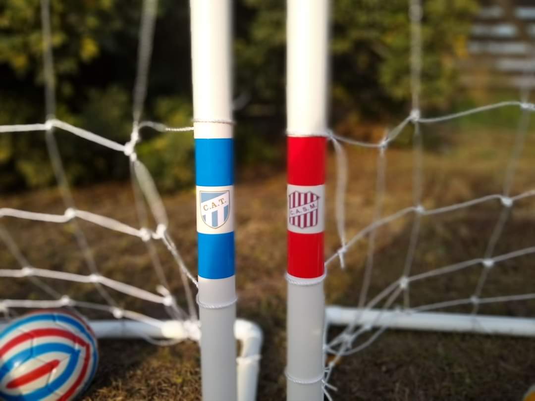 sotomartinsoto's tweet photo. Mi hermano está haciendo unos miniarcos de PVC para rebuscarse.

El kit incluye:
- 1 Miniarco de 1m x 0,75m, de PVC resistente de 40 mm
- Red
- Pelota plástica
- Estacas para la tierra
- Estuche para traslado

Cualquier cosa se contactan con él al 3814771133. Gracias. #Tucuman https://t.co/w5CqPUZJTq