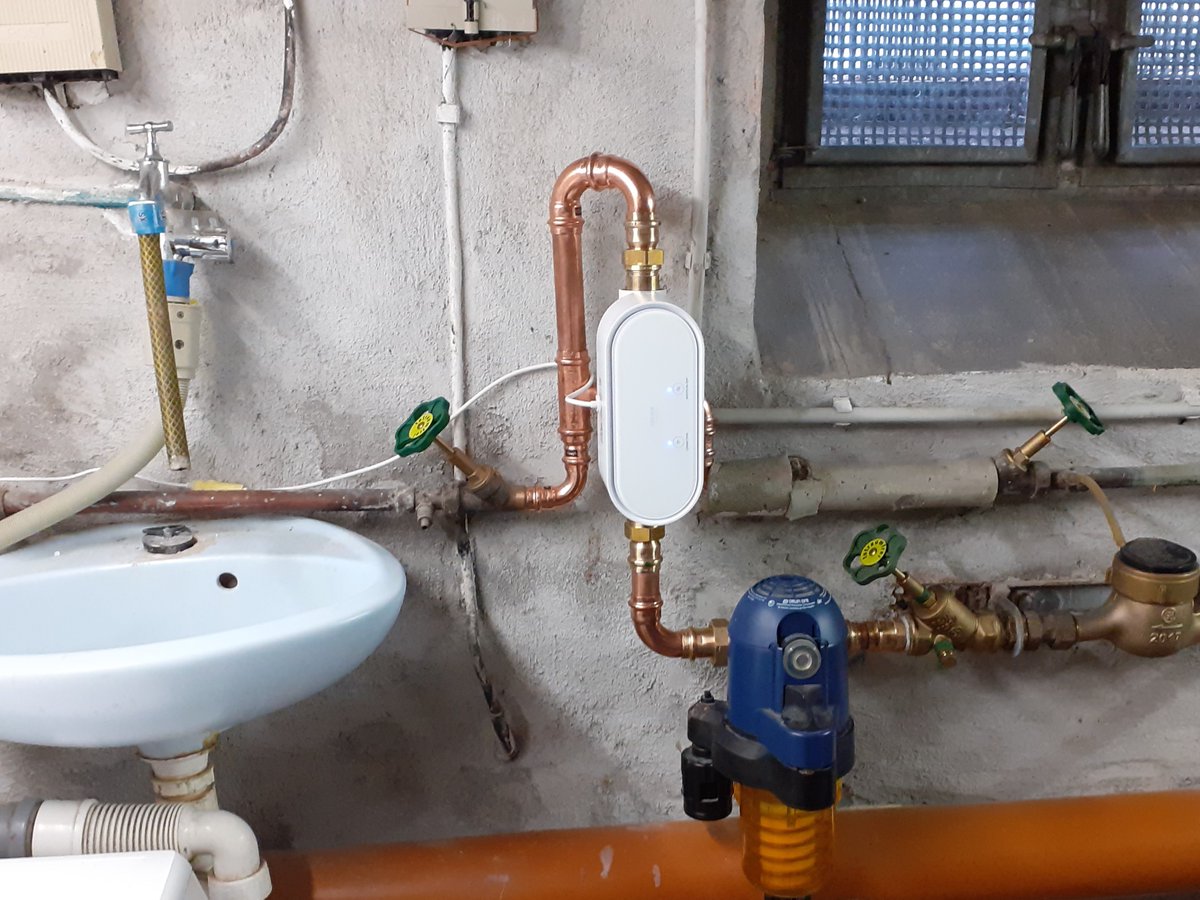 zurich_de's tweet photo. Zurich hilft Kunden, frühzeitig potenzielle #Wasserschäden zu erkennen. Ausgewählte Wohngebäude-Kunden bekommen kostenlos die #Wassersteuerung
@grohe
#SenseGuard eingebaut. Auf dem #ZurichBlog berichtet Achim von seinem neuen "Mitbewohner": https://t.co/EX7CXVhNd0 https://t.co/ZeJ83KXtiZ