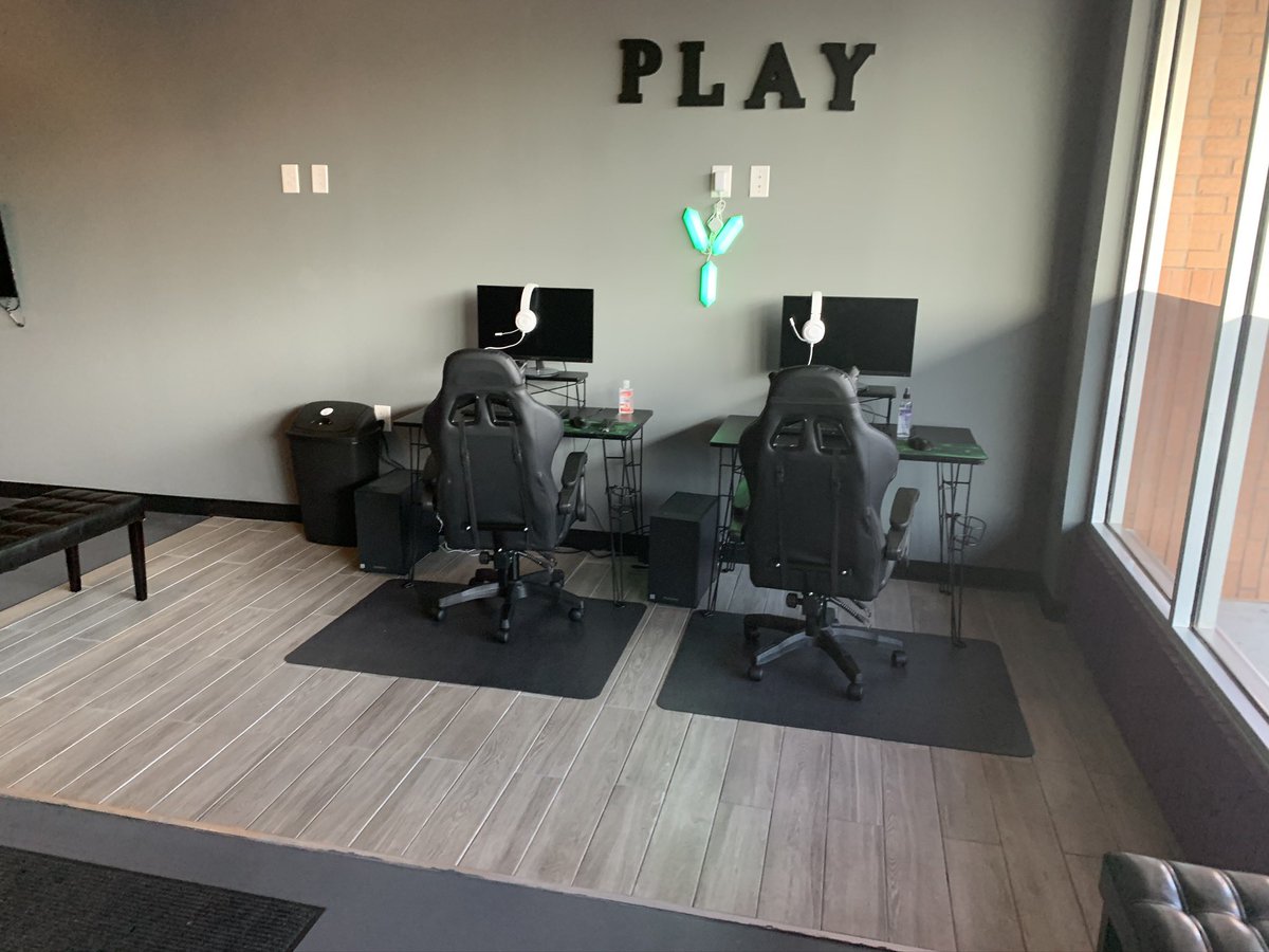 love_hate86's tweet photo. At 23 years old I opened my very first Hookah/Gaming Lounge🎼💨🎮🔥❤️ https://t.co/LKpK0NshCx