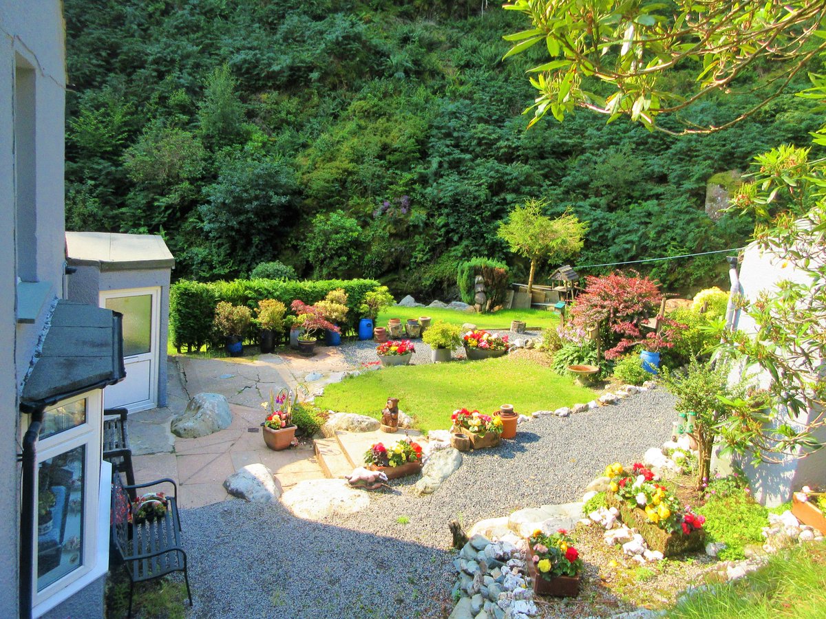 StanLeigh18's tweet photo. #BraithwaiteWoods - an ideal walk by @viviennecrow2 on a day like today
- #ColedaleBeck - cool water flowing by
- Trees providing shelter from the sun between #Braithwaite & #Thornthwaite
- Outstanding colour in a #Thornthwaite garden
- locally sourced furniture for lunch👍 https://t.co/a2ofLR0fhK