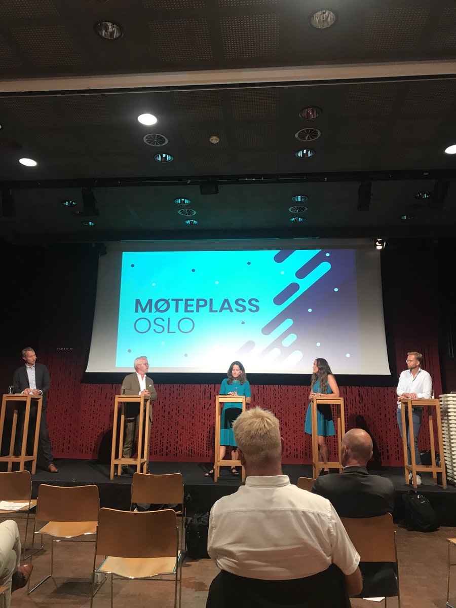 «Hva kan dere gjøre for å skape mer bærekraft i byggebransjen?» spør <a href="/EBAbyggoganlegg/">Entreprenørforeningen - Bygg og Anlegg (EBA)</a> og <a href="/klimaetaten/">Klimaetaten i Oslo</a> på Møteplass Oslo i dag ♻️ Ståle Rød fra <a href="/SkanskaNorge/">Skanska Norge Kommunikasjon</a> , Heidi Sørensen fra <a href="/klimaetaten/">Klimaetaten i Oslo</a> , @nikolaiastrup , Gunnar Bøyum i <a href="/AspelinRamm/">Aspelin Ramm</a> og Metha Marie i Diversitas svarer 💪🏼