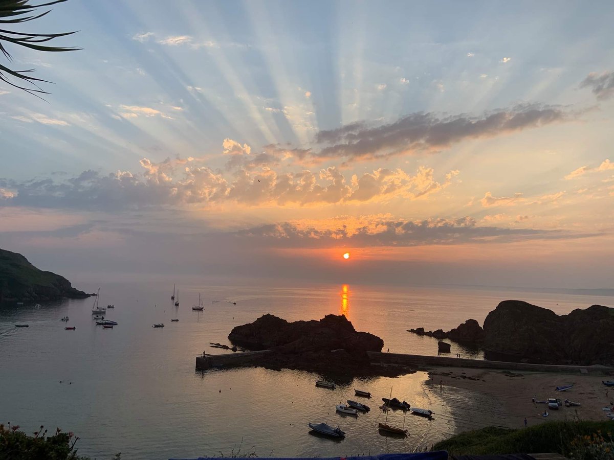 BPaxhaven's tweet photo. Beautiful sunset in Hope Cove last night. Still have room availability in September / October. #sunset #staycation #hopecove https://t.co/6XP0fiozGI