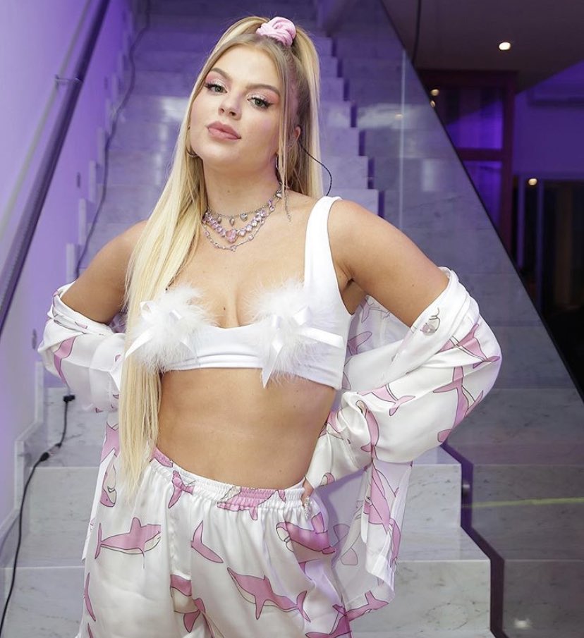 conexaoluisa's tweet photo. GALERA! Estamos na reta final do MPN e precisamos ir com tudo!
- COMENTEM ESSE TWEET USANDO #MPN #LUISASONZA #LUISASONZASTYLE E RESPONDENDO AS CINCO MÚSICAS DA LUÍSA QUE VOCÊS MAIS GOSTAM!
(META: 100 RESPOSTAS) @luisasonza https://t.co/OYsikf76AH