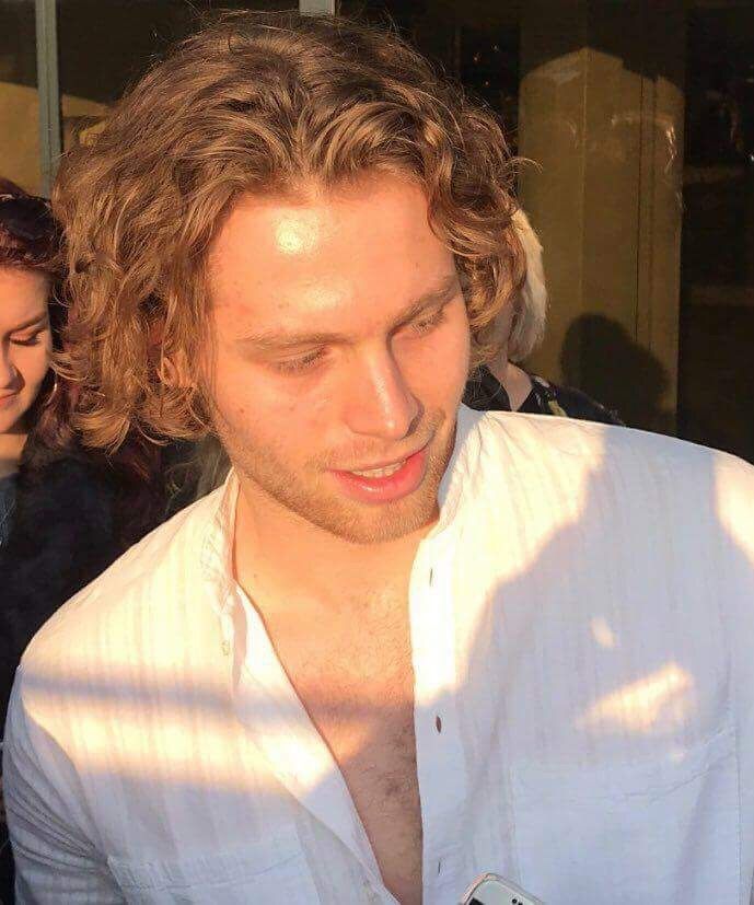 Proof that Luke Hemmings is an angel, a thread (No one needs proof but I'm gonna make this anyways)