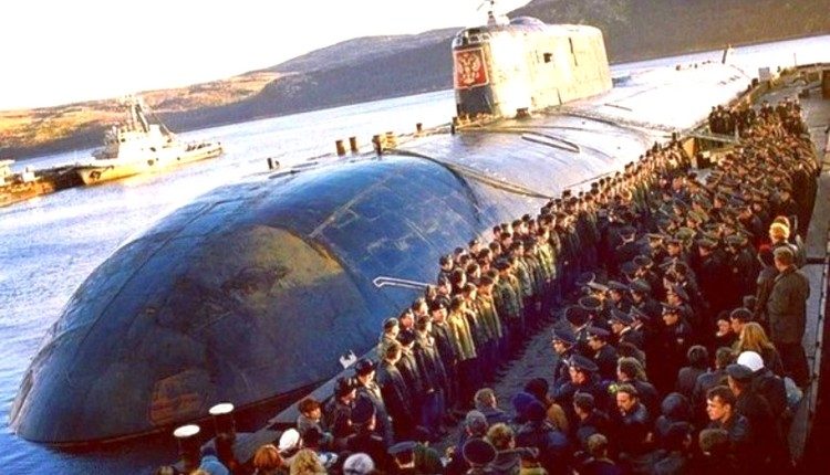 20 лет назад в Баренцевом море затонула атомная подлодка «Курск». 

12 августа 2000 г. подлодка выполнила условный ракетный удар по кораблям предполагаемого противника, после чего на связь больше не вышла. «Курск» обнаружили на глубине 108 метров. Все 118 членов экипажа погибли.