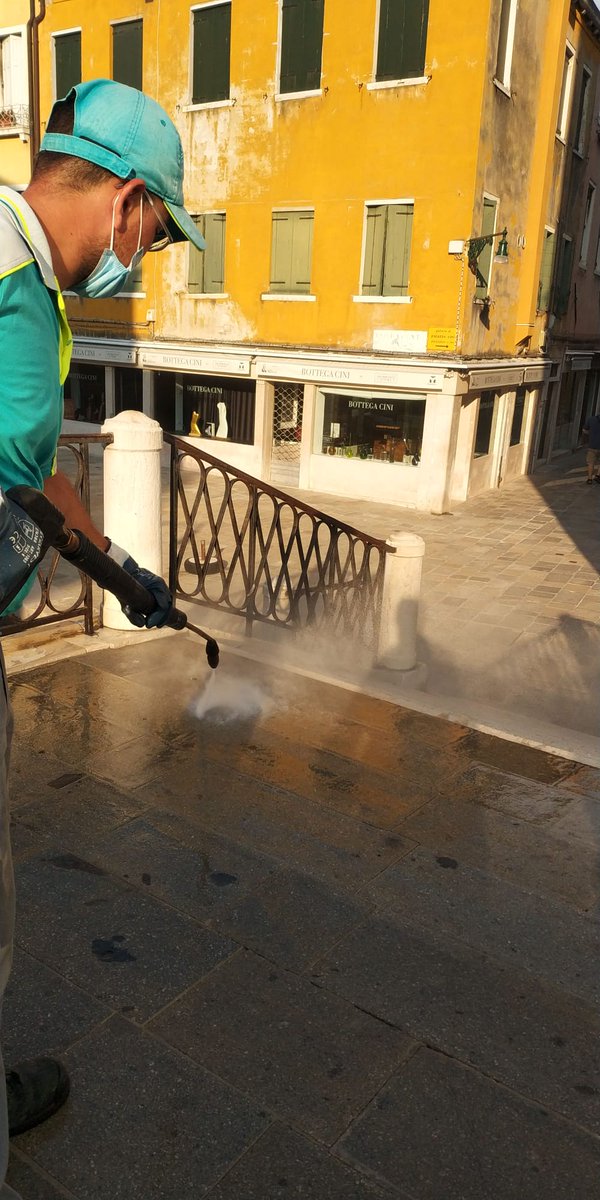 GruppoVeritas's tweet photo. La giornata dei nostri operatori, intervenuti nei sestieri di #Venezia per contribuire al mantenimento del decoro urbano, si conclude.
Aiutaci a tenere #Venezia pulita 💫
consulta la guida alla raccolta dei #rifiuti
🗑https://t.co/XUWlB4guEP
#keepVeniceClean
#EnjoyRespectVenice https://t.co/OW5Z3TAhcm