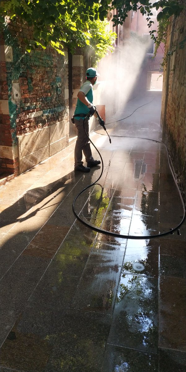 GruppoVeritas's tweet photo. La giornata dei nostri operatori, intervenuti nei sestieri di #Venezia per contribuire al mantenimento del decoro urbano, si conclude.
Aiutaci a tenere #Venezia pulita 💫
consulta la guida alla raccolta dei #rifiuti
🗑https://t.co/XUWlB4guEP
#keepVeniceClean
#EnjoyRespectVenice https://t.co/OW5Z3TAhcm