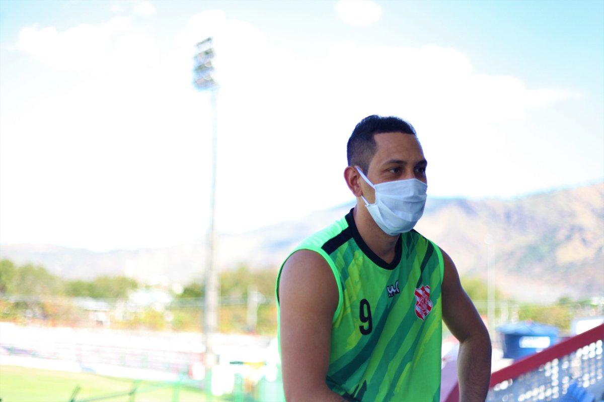 Banguoficial's tweet photo. Alô, torcida alvirrubra!
Já viu a entrevista do nosso artilheiro Anderson Lessa na Bangu TV? Confira o vídeo completo no link https://t.co/b3E26dnA8E! ⚪️🔴⚽️🎙️📹
📸Raphael Santos/Bangu
#SempreBangu #BanguÉRaiz #aForçaDaZonaOeste #AndersonLessa #Entrevista #BanguTV https://t.co/ILlWMHkRoV