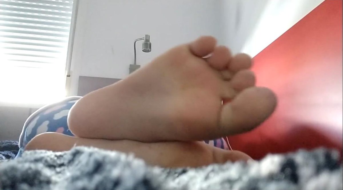 BeatriceGiganta's tweet photo. Sorry for the old video chaos! It was the only way I could think of, I leave you as an apology a Beatrice waking up and finding a curious tiny in the bed, her feet will emit pheromones ...?

#SizeTwitter #feet https://t.co/yT926CKCaz