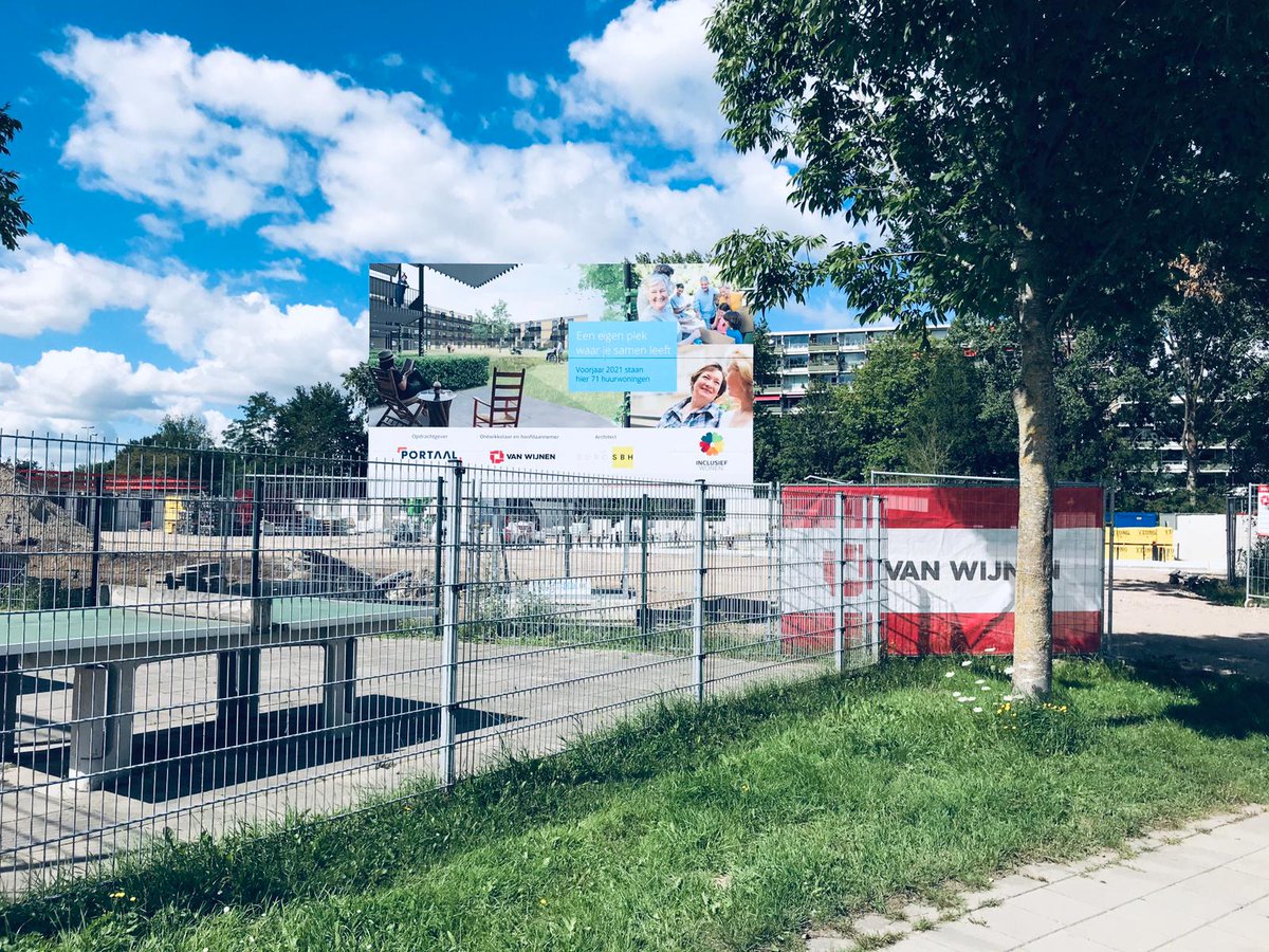 Aan de Leidenweg in de #Arnhemse wijk #Elderveld, bouwt #VanWijnen aan 71 levensloop geschikte huurwoningen. Wij plaatsten een groot formaat #projectbord op onze “medium" constructie, om het publiek te informeren over de bouwwerkzaamheden. Projectbord? projectbord.nl