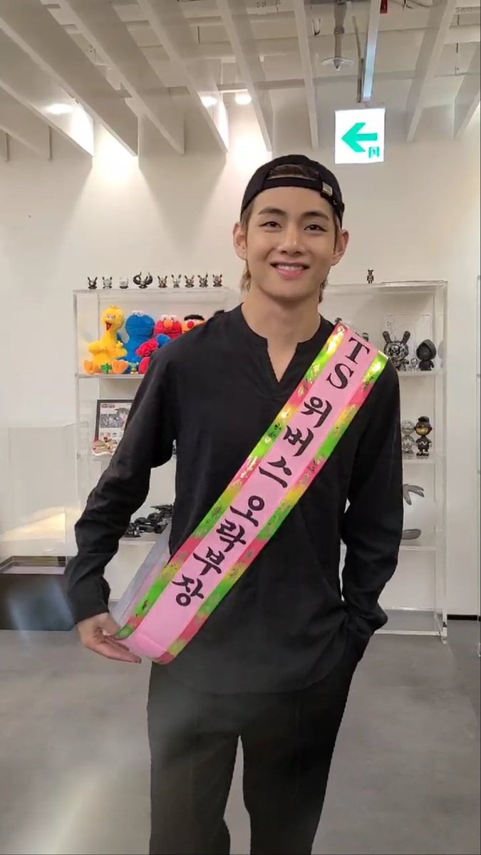 ➸ 𝚍𝚊𝚢 𝟸𝟸𝟻babie finally got his weverse award look at him so proud and happy with the sash the head of the entertainment department  #TaehyungTheStandard #MultiRecordArtistV #SweetNight116개국1위