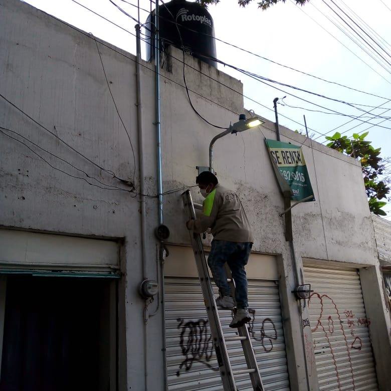 OlaMHmx's tweet photo. Las cuadrillas de #AlumbradoPúblicoMH de la @AlcaldiaMHmx se hicieron presentes en la colonia #Tacuba donde se realizó la instalación de luminarias de fachada en calle Mar del Norte, Mar Berhing y Ferrocarriles  Nacionales de México.

#MHelCorazónDeLaCapital https://t.co/NSgwFgfQBq