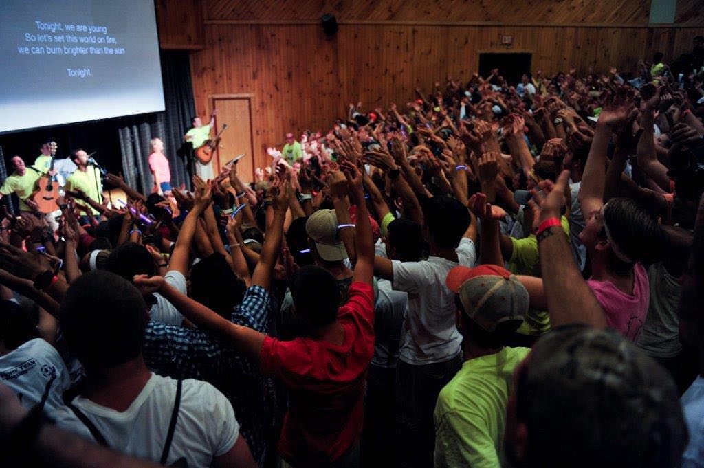 YoungLifeAlumni's tweet photo. Nothing beats a full clubroom! Remembering good times of past summers at #ylrockbridge. #bestweekofyourlife https://t.co/va4VVrV2Yc