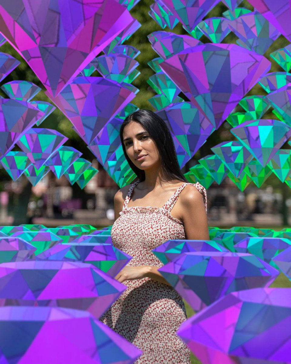 Who are the diamonds in your life?

Diamonds start to shine when they are under pressure.
Diamonds are like us made out of carbon.

This picture is taken from our new show “reflecting forward” on the museumsquare Amsterdam.
It is a digital augmented reality exhibition that co