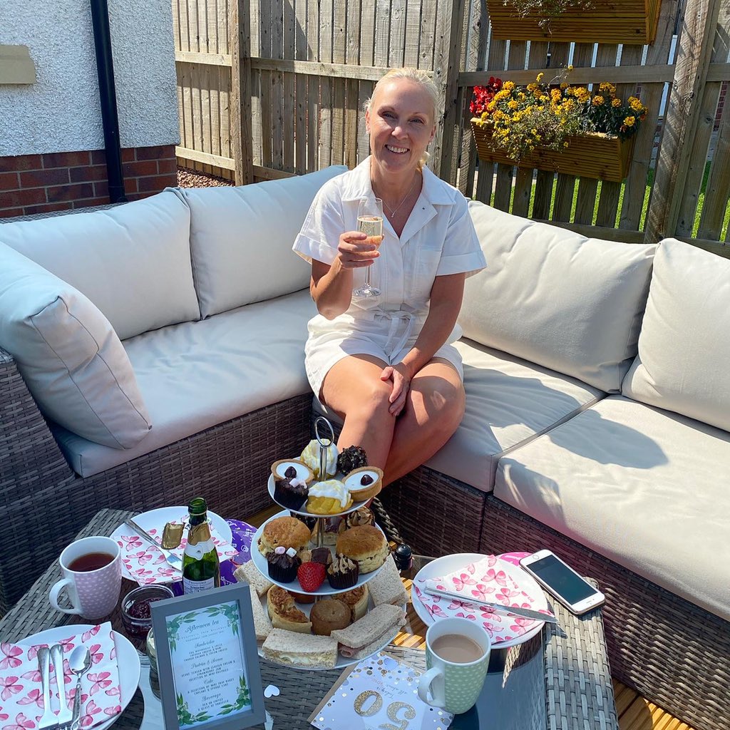 COVID is a right pain the the ass but it’s not stopping me. If I can’t take you out for afternoon tea then I’ll bring it to you. Happy 50th birthday to my beautiful mumma 🧁💗