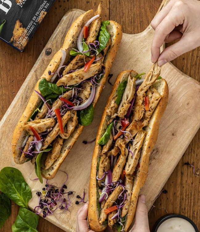 EuropeanQF's tweet photo. Vegan sandwich
What are you serving on your take-out menu?
#heuramediterraneanchunks 100%plant based 
chicken alternative.
Amazing taste and texture! 
#heurafoods  #plantbasedmeat  #europeanqualityfoods #vitB12 #glutenfree #protein #vegan  #chefsofcanada  #spanishfood https://t.co/elLF9KhRrM
