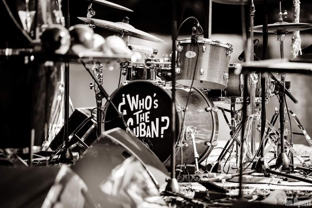 ¡ Epaaaa ! Ce week end on continue notre tournée des kiosques. On sera de retour en lorraine pour jouer samedi au kiosque de Lunéville dans le parc des bosquets. On vous y attend à partir de 14h30. Suerte.

Photo: Tony

#drums #blackandwhite #whosthecuban #envivo #pictheday