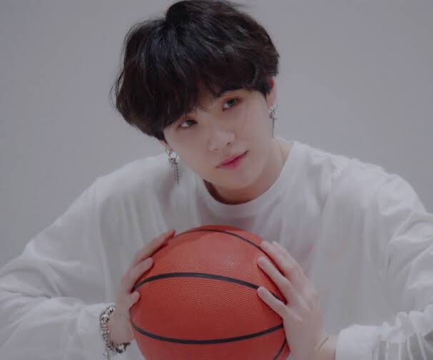 syubhoya's tweet photo. we better be getting basketball player min yoongi for the behind of this shoot https://t.co/VXqUqbg1tB