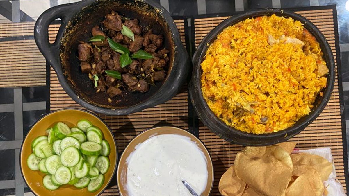 MyFoodyChic's tweet photo. Clay Pot Ambur Chicken Biriyani
- What I love most about this recipe is its pure simplicity. You don’t have to add a ton of spice powders and yet the flavor and aroma that is created is unbelievable! 

BLOG - https://t.co/LsoNJlrVzQ
YOUTUBE - https://t.co/BM6Wua0bz0 https://t.co/5k2QDVnBmV