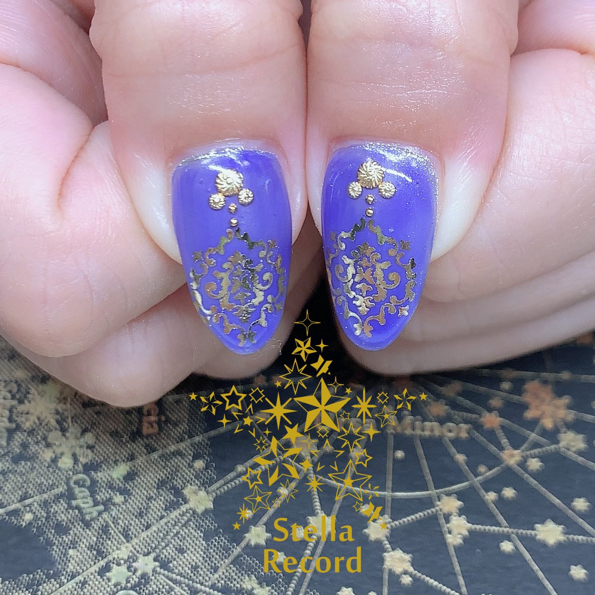 Nail Salon Stella Record モチーフネイル ルーク ント 寮服のイメージでデザインさせていただきました ミラーネイルベースにゴールドのスターギャラクシーネイルでキラキラ涼やかに仕上げました 無事ssrゲットできますよう祈っております