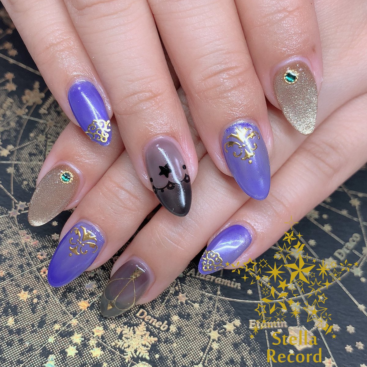 Nail Salon Stella Record モチーフネイル ルーク ント 寮服のイメージでデザインさせていただきました ミラーネイルベースにゴールドのスターギャラクシーネイルでキラキラ涼やかに仕上げました 無事ssrゲットできますよう祈っております