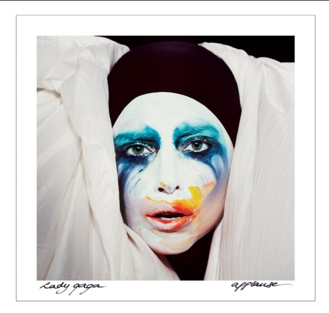 Applause and Roar, the two most highly anticipated singles of 2013 by the 2 biggest popstars of the planet, were released on the same tracking week, leading to one of the worst stan war pop culture had seen in ages.