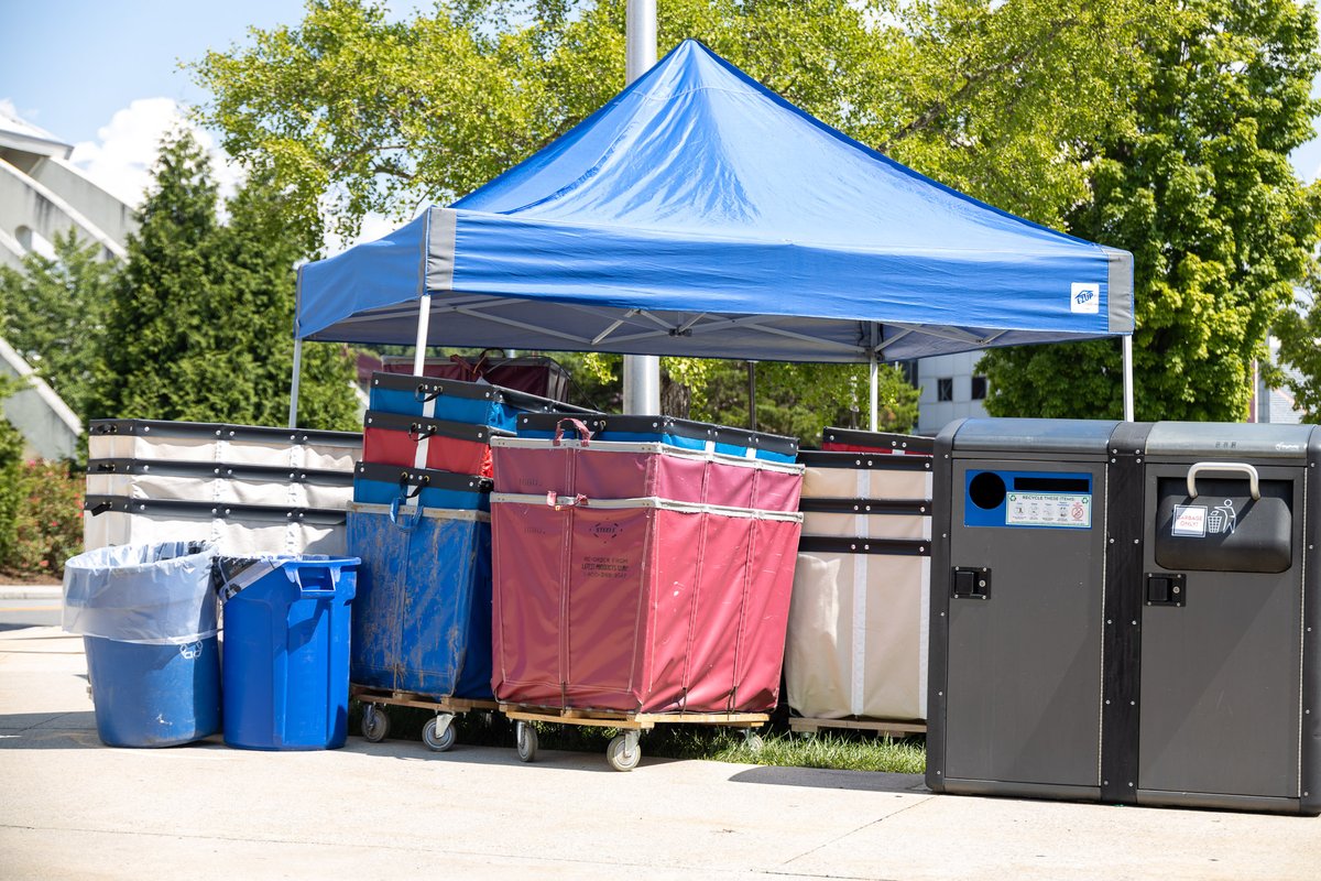 VTResidential's tweet photo. It’s beginning to look a lot like move-in! When you get to campus, look for these flags that mark parking locations and these Hokie Helper tents that will be stocked with carts, hand sanitizer, and extra maps and masks if you need them! Be sure to visit https://t.co/BIJzh9b0oo https://t.co/php0PH6Ea9