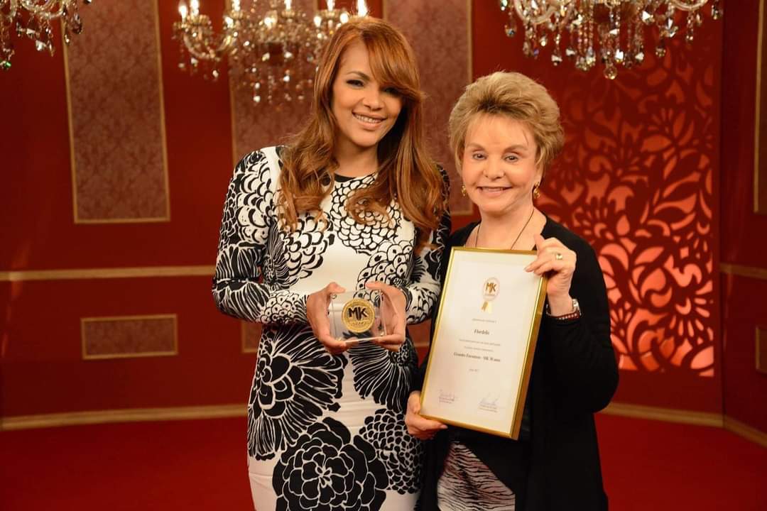 E a única forma que eu sei cuidar, é gravando. A partir de hoje, Flordelis é a mais nova contratada da gravadora <a href="/mkmusicbrasil/">MK Music</a>. 
Naquele dia, eu vi as promessas de Deus feitas ainda no beco da favela, se cumprindo.Dona <a href="/YveliseOliveira/">Yvelise de Oliveira</a>, minha gratidão! feliz aniversário.