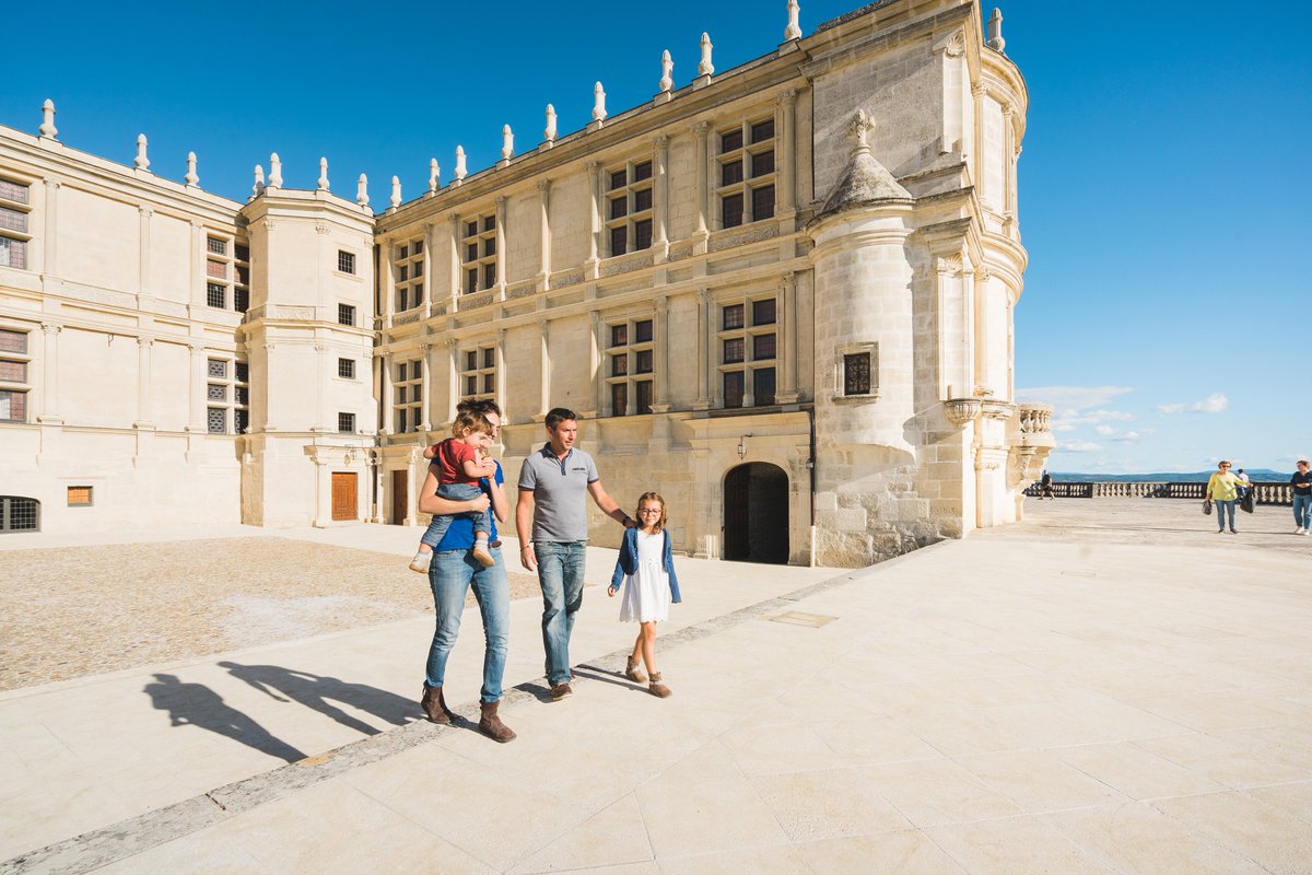 [HEUREUX DE VOUS ACCUEILLIR]
🕙 Horaires d'ouverture : 10h-18h non-stop. Gratuit -12 ans. Livret de parcours familial ludique proposé à l'accueil sur simple demande.
+ Infos &gt; chateaux-ladrome.fr/fr/les-infos-p…👍Très belle visite à tous !