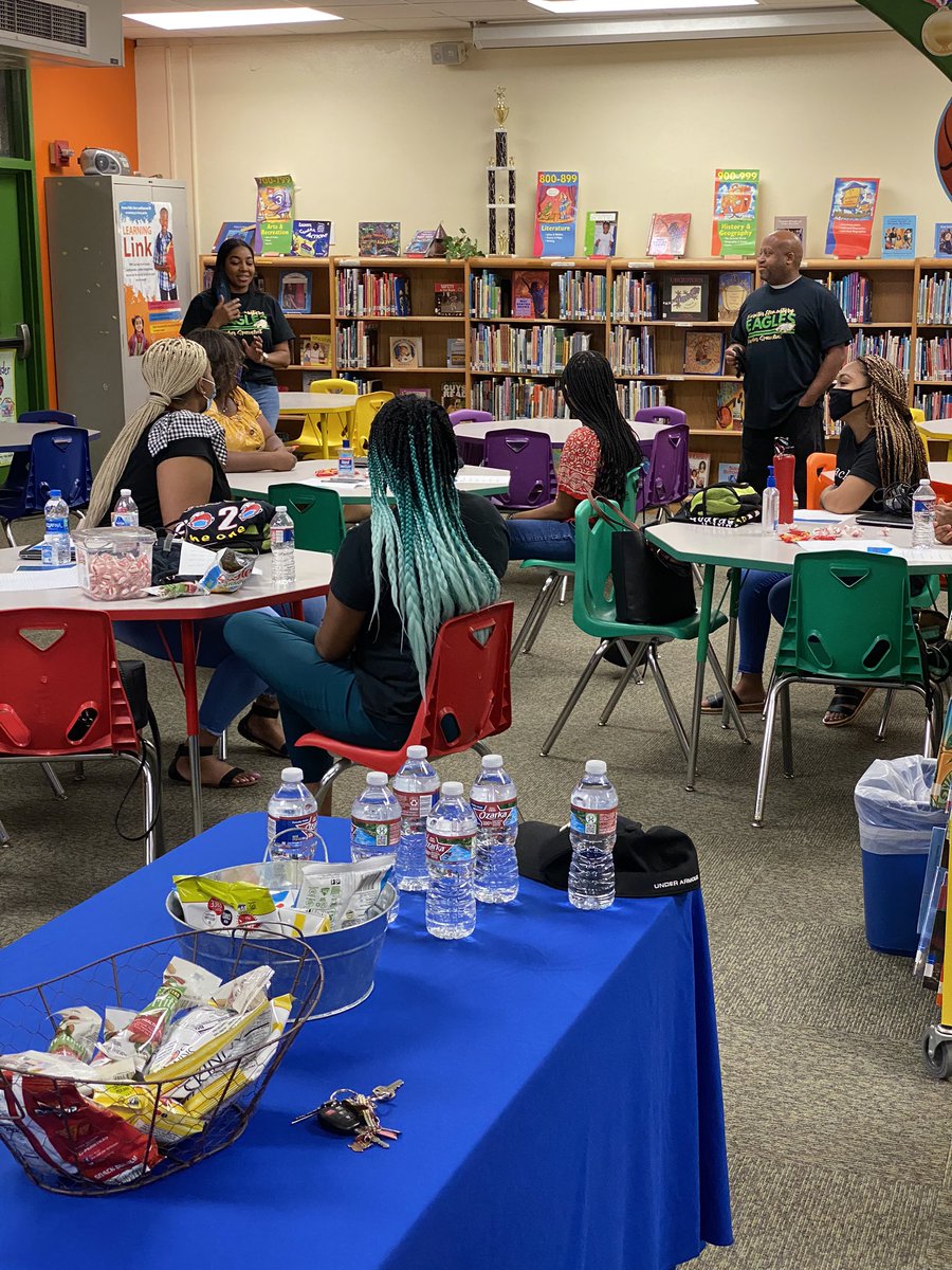 marktriplep's tweet photo. Introducing the Leadership Team to the awesome new teachers during Foerster’s New Teacher Orientation @WeRFoerster @DrLaTreia @PorchaHollings  #buildfoerster #takeflight https://t.co/21k5UR3eKi