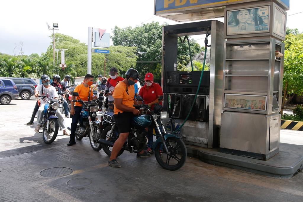 En #NuevaEsparta seguimos avanzando y venciendo las dificultades. Ayer logramos atender 4.413 vehículos con el suministro de gasolina y diésel. Activamos tres estaciones de servicio en diferentes municipios para atender a 1.676 automóviles y motos particulares.