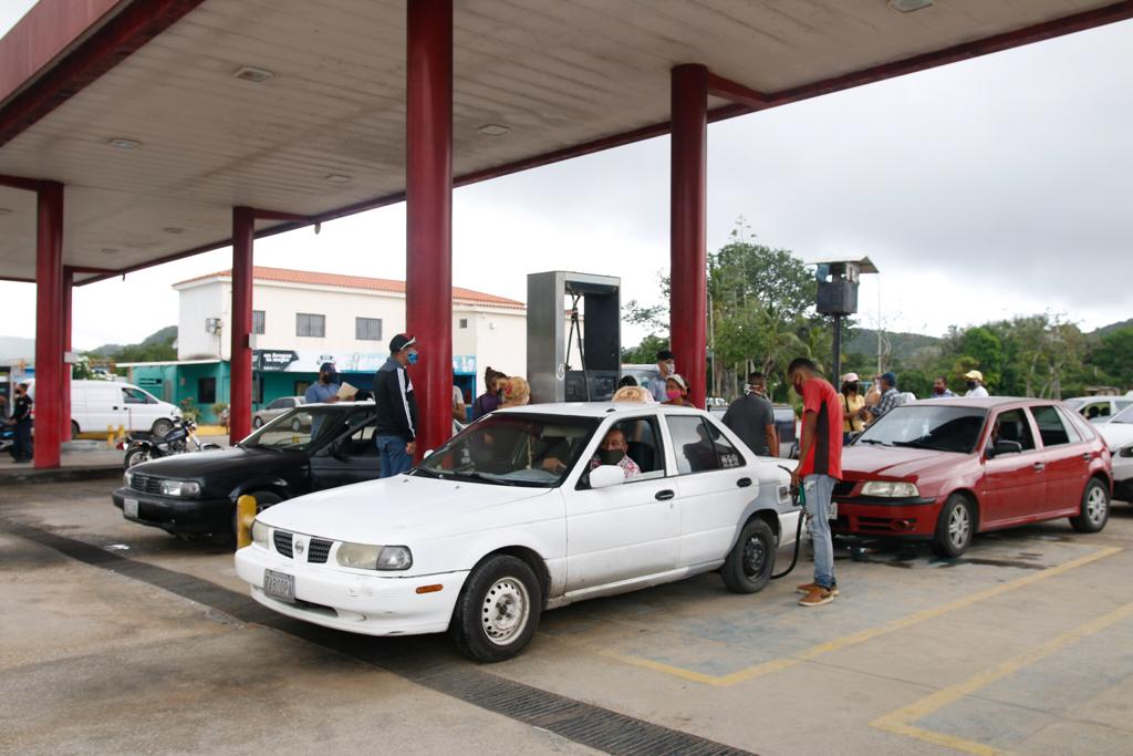 También atendimos 975 unidades de transporte, 919 camiones de carga, 663 vehículos institucionales para la atención de los servicios públicos y 180 casos de salud que requirieron apoyo especial. Continuamos firmes, gestionando, planificando y procurando bienestar para el pueblo.