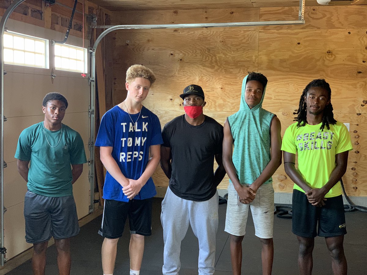 Back in the lab with the best in business,  coach @deante_steele. Member of my family and all out awesome coach with unmatched wisdom!! With my brothers <a href="/Dt27075462/">Dante bellamy</a> <a href="/Dalonte94393398/">Dalonte</a> and Corey Queen! ✝️💯🏉♥️