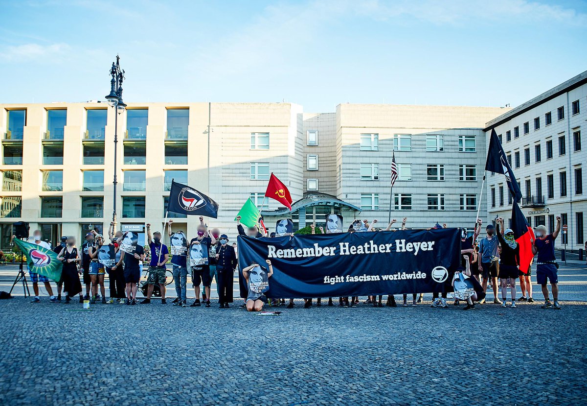 Heute nahmen ca. 50 Menschen an der Gedenkkundgebung „#RememberHeatherHeyer – fight fascism worldwide“ vor der US-Botschaft in #Berlin teil. Auf unserer website findet ihr Fotos, Redebeiträge sowie die gesamte Kundgebung als Audios.

▶️akkberlin.blackblogs.org/2020/08/12/rem…
#B1208 #HeatherHeyer