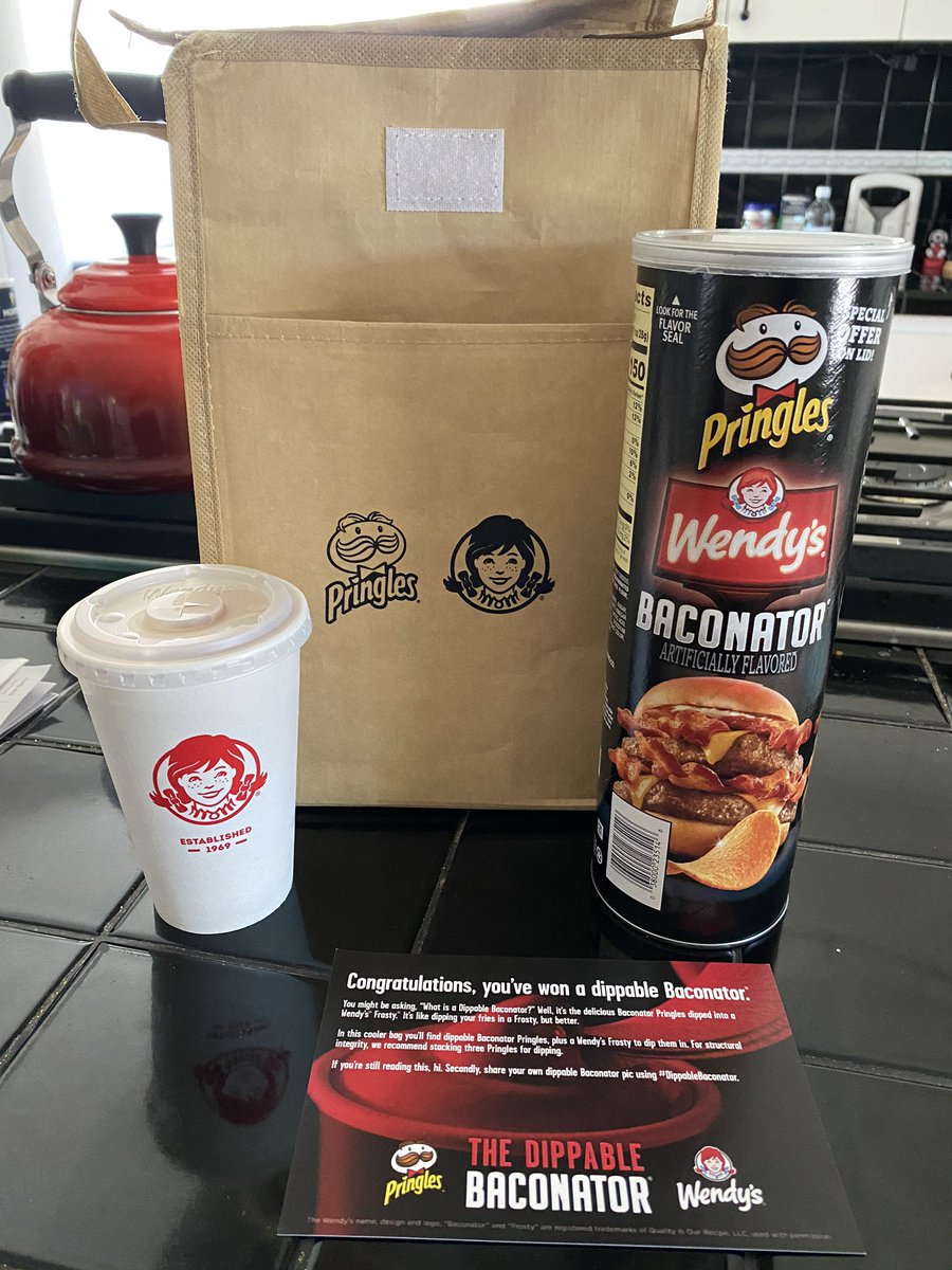 jen_strings's tweet image. Thanks @Wendys @Pringles and @gofooji for the #DippableBaconator