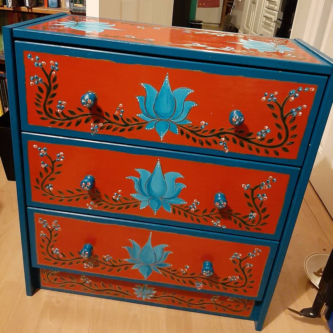 Re-painted chest of drawers...#handpaintedfurniture #upcycling #folkartflowers #folkart