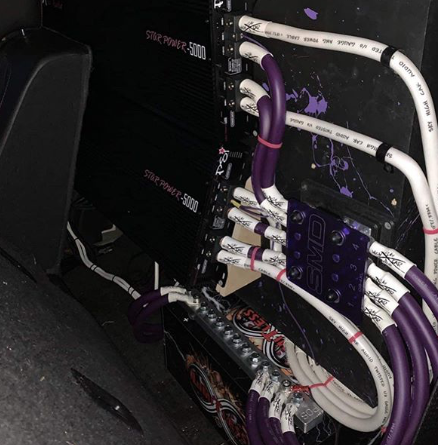 It is safe to say that our purple and white cable is the main attraction in this build🤣 Pair with some SMD fuse blocks and juiced by a Limitless Lithium G30❤️ Get yourself some wire that will grab peoples attention here! skyhighcaraudio.com/wire/  

#SkyHighCarAudio #SHCA