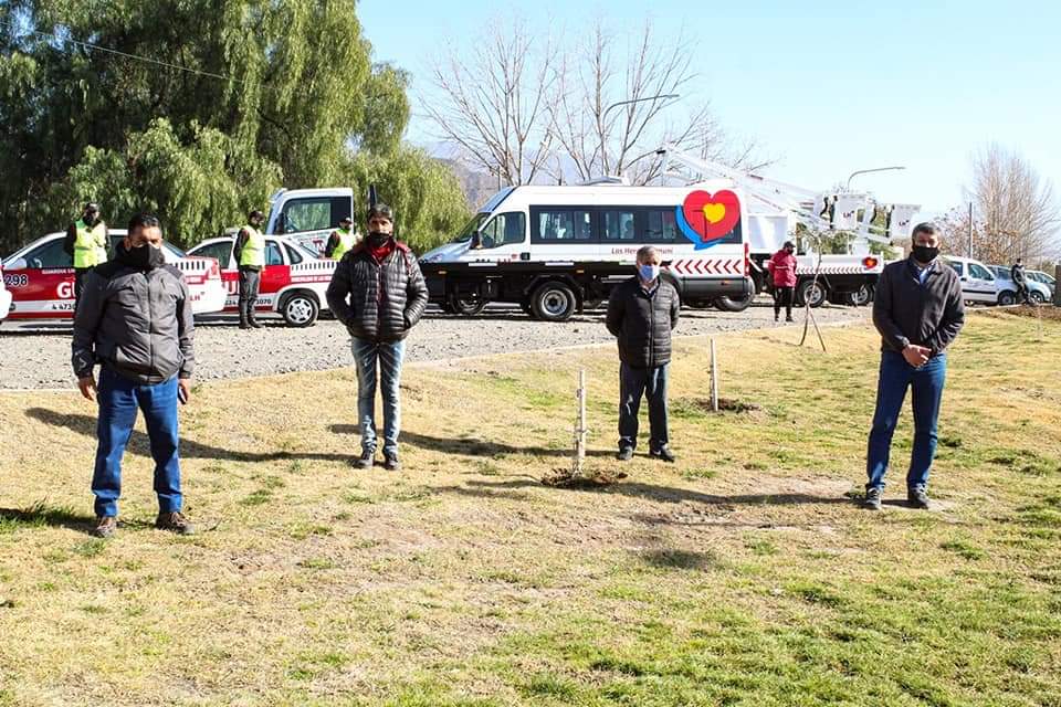 LH_GUM's tweet photo. La #GUM hoy presentó la grúa de remolque de Tránsito y 4 autos recuperados que se sumarán a otros 6 rodados para continuar con la labor de prevención y protección de la ciudadanía #LaGumTeCuida #LHMiVida https://t.co/y0b8NsZlUx