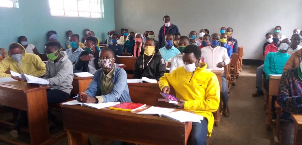 Les cours ont repris à l'ISP KAZIBA. Tout se fait dans le respect des gestes barrières, Comme stipuler par <a href="/Presidence_RDC/">Présidence RDC 🇨🇩</a> <a href="/cabinet_esuRDC/">MINISTÈRE DE L'ESURSI/RDC</a>  <a href="/MinSanteRDC/">Ministère de la Santé RDC</a> @AssembleeN <a href="/TheoKASI/">Theo KASI</a>
Merci au notable <a href="/KatintimaN/">Norbert BASENGEZI KATINTIMA</a>  pour l'octroie des matériels pour le respect effectif des gestes barrières.