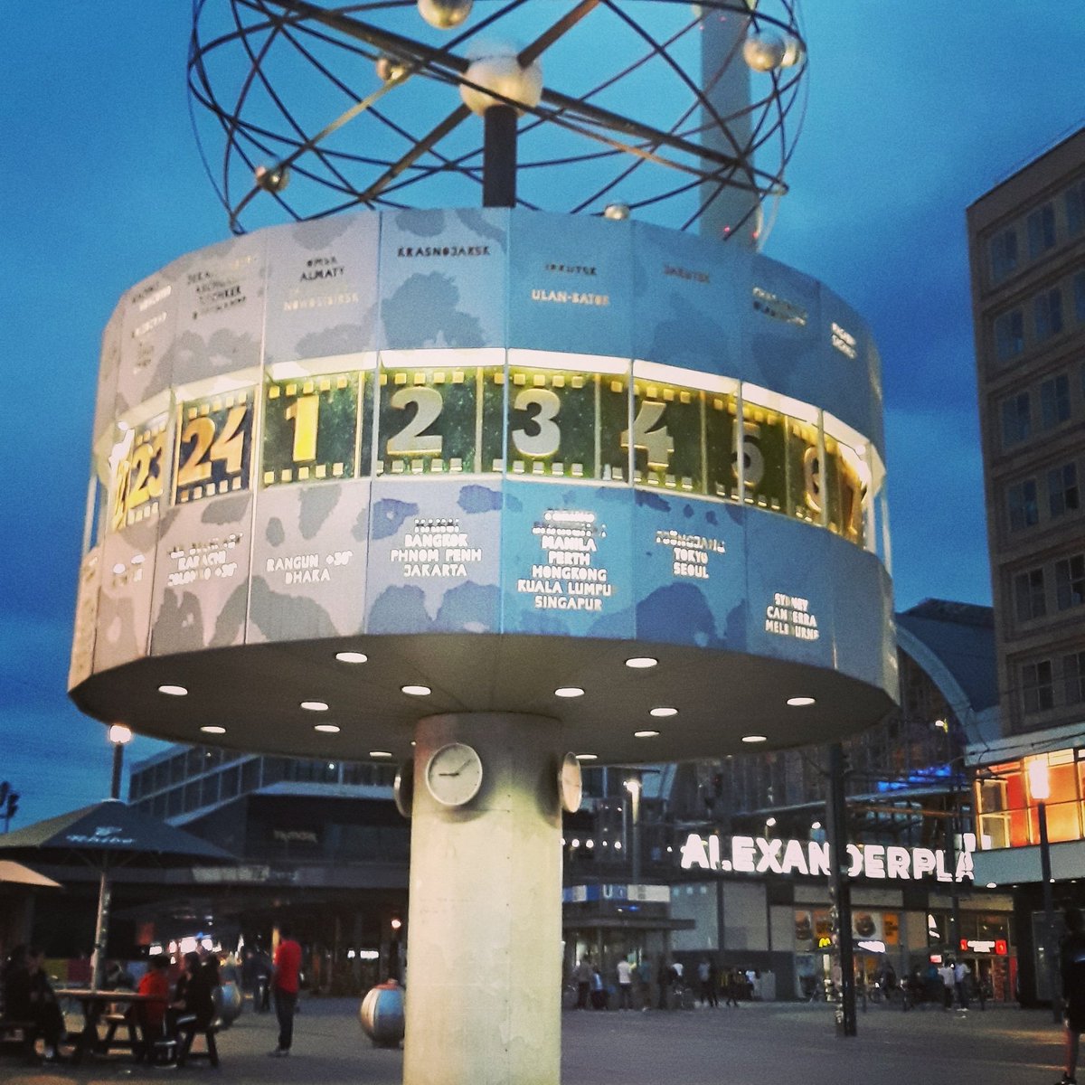 CrisProfeEOI's tweet photo. Berlin Alexanderplatz #schönenabend #deutschland #alex #alexanderplatz #Germany #sharegermany https://t.co/16LjW9CzLg