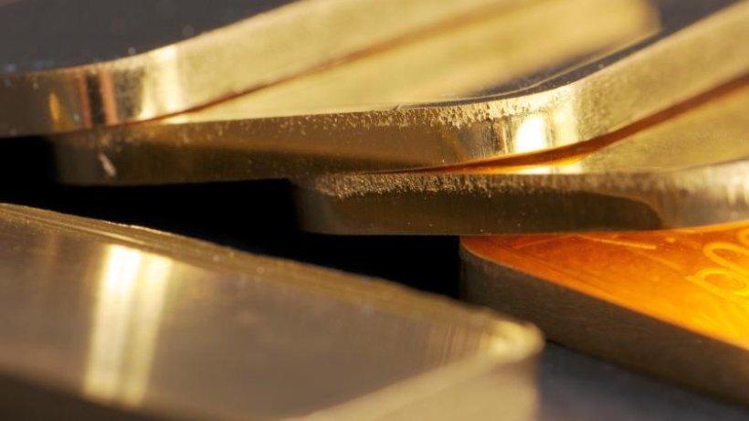 Der Risikoappetit der Investoren lastet scheinbar auf dem als sicherer Hafen geltenden Gold. Doch auf lange Sicht bleiben Rohstoffanalysten angesichts der Corona-Krise positiv für die Entwicklung des Goldpreises gestimmt. morgenpost.de/wirtschaft/art…