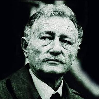 Kasar_Yaza's tweet photo. Futbolun en karanlık döneminde bu armayı o habis ellerden koruduğun için sana minnetarız. Ruhun şad olsun. #SüleymanSeba https://t.co/pB5ufnYA9c