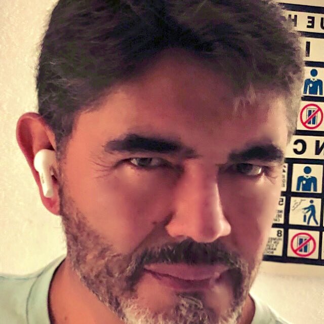 YorkG333's tweet photo. Les juro que yo iba para galán, pero me lastime la rodilla y aquí ando tuiteando pendejadas! 😜 #chefeo #rodilla https://t.co/P00J0koSbn