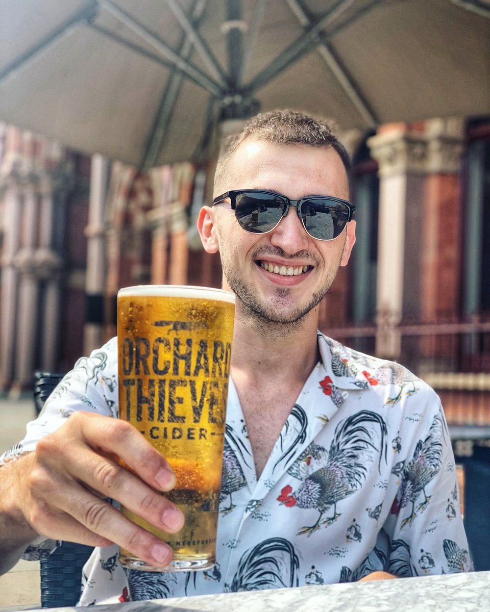 TheBetjemanArms's tweet photo. Ciders in the sunshine make for a 🄵🄾🅇🅈 Hump Day treat! 🦊
.
.
.
#Cheers #FollowTheFox #Heatwave #EatOutToHelpOut #LoveYourLocal #CommunityOnTap @YoungsPubs  @StPancrasInt @OrchardThieves https://t.co/AtbTs7Ofov